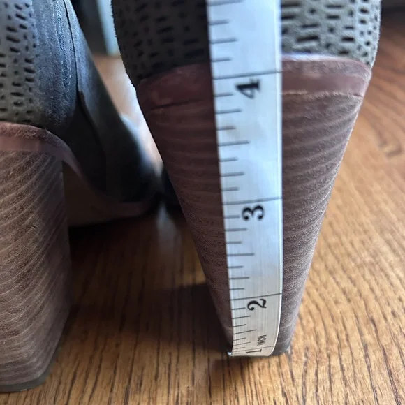 Vince Camuto Karini Olive Green
Open Toe Leather Heeled Shoes/Booties - Picture 5 of 8